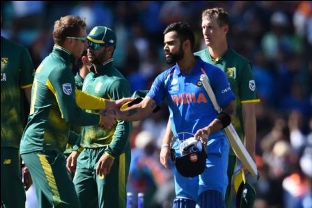  India's captain Virat Kohli (2nd R) shakes hands with South Africa's David Miller after the ICC Champions Trophy match between South Africa and India at The Oval in London on June 11, 2017.
India beat South Africa by 8 wickets in The Champions Trophy. / AFP PHOTO / Glyn KIRK / RESTRICTED TO EDITORIAL USE 