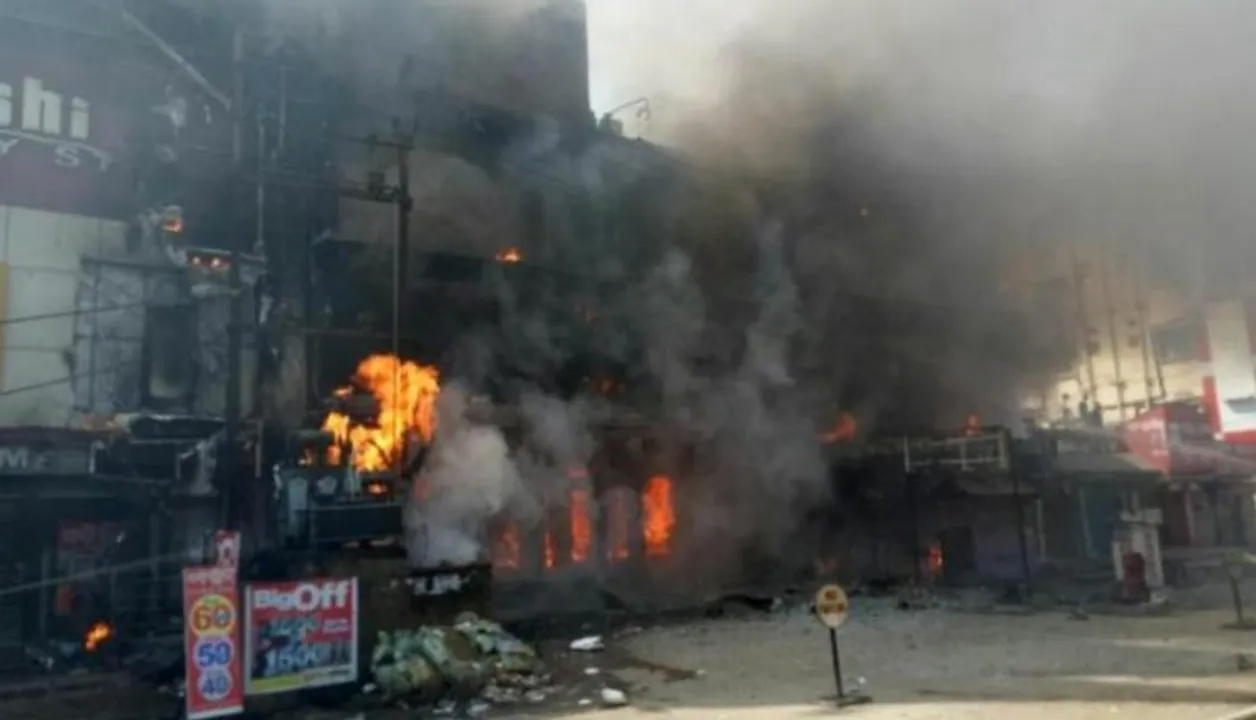  Massive fire breaks out at shopping mall in Odisha's Cuttack