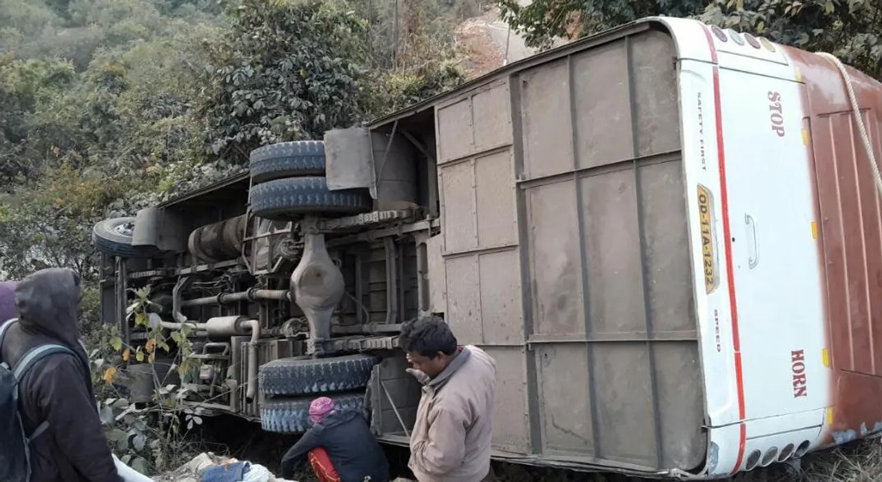  Over 20 passengers injured after bus falls off Kanjipani ghati in Odisha