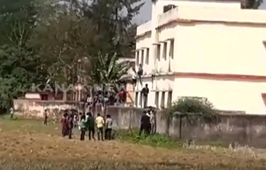  Watch Video: Locals facilitate cheating during Odisha Matric exam