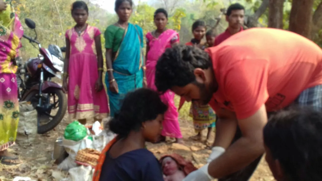  Meet Odisha doctor, who helped expectant mother for delivery in forest