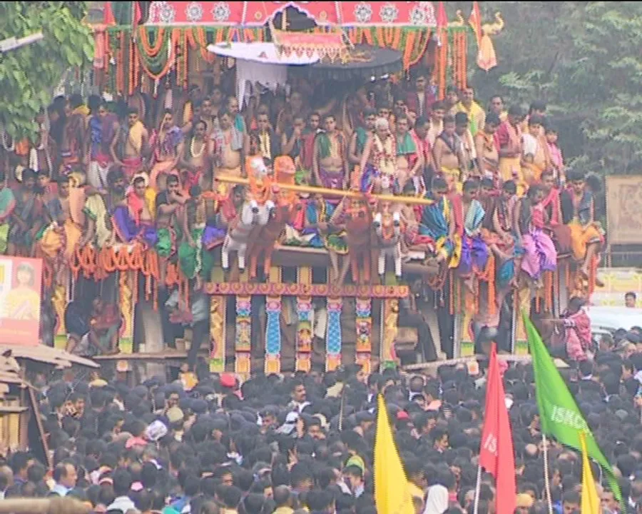  Rukuna Rath Jatra: Servitor falls off chariot in Odisha capital