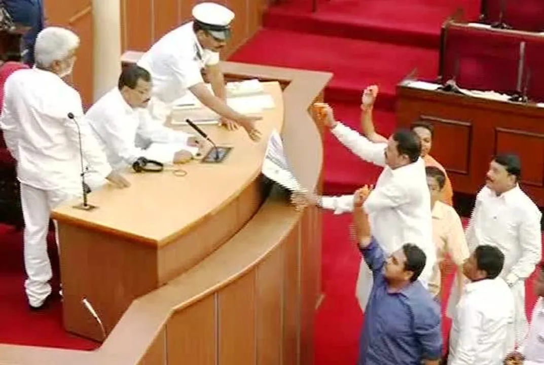  Protest over distress sale of tomatoes rocks Odisha Assembly