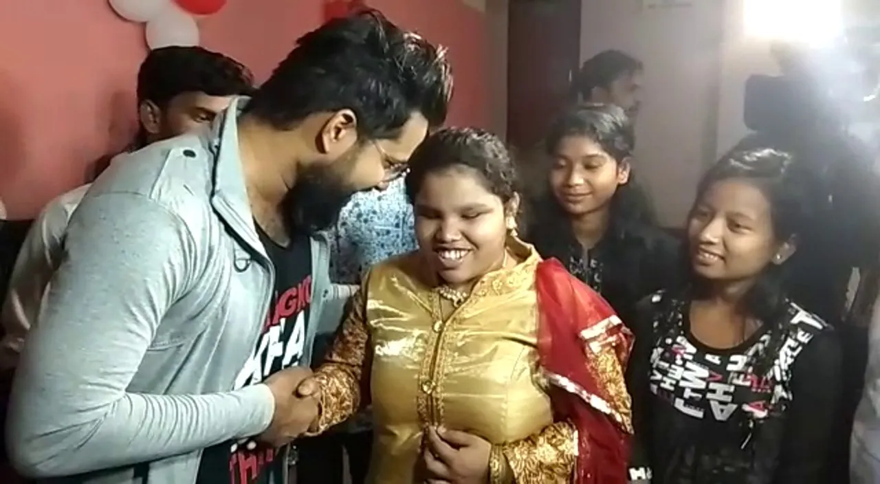  Odisha actor Sabyasachi watches '4 Idiots' with Divyang fan