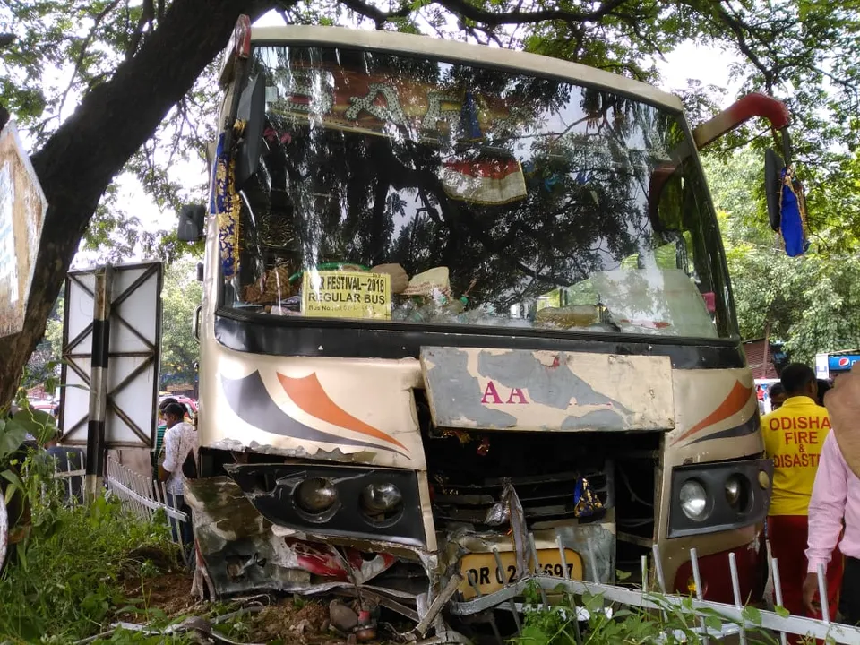  Bus rams into tree in Odisha Capital; 6 injured