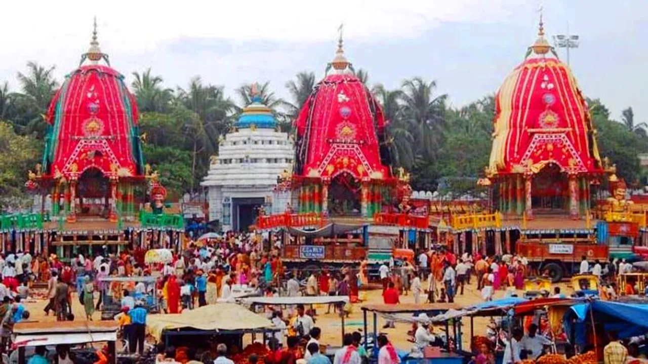  Braving rain, thousands throng Puri for Bahuda Jatra