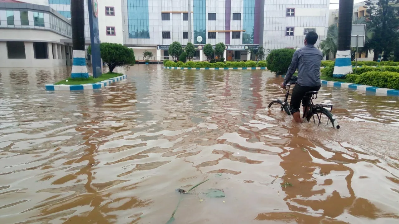  Overnight rain triggers flood-like situation in Twin City