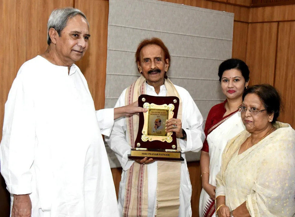  Legendary Odia singer Pranab Patnaik gets 1st Sikander Alam Memorial award