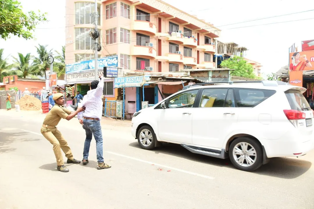  Tomatoes hurled at Odisha CM's car in Puri