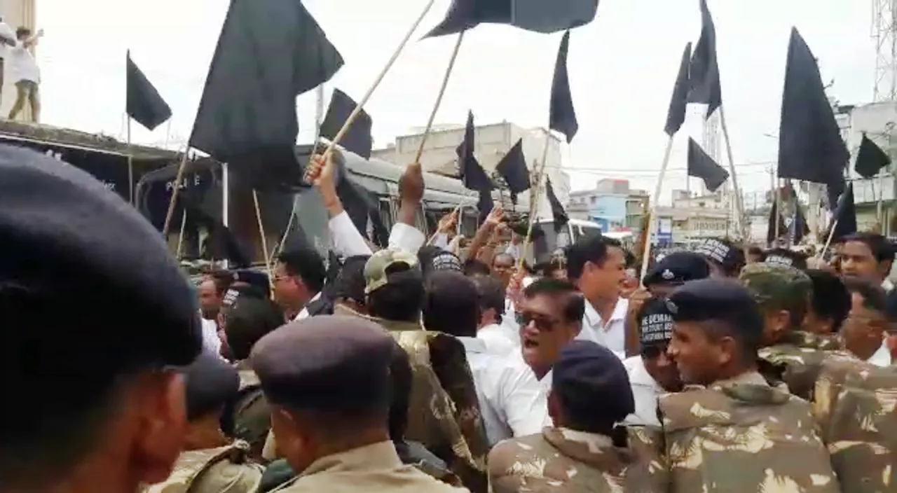  Demand for HC Bench in W Odisha: Lawyers, cops face off in Sambalpur  