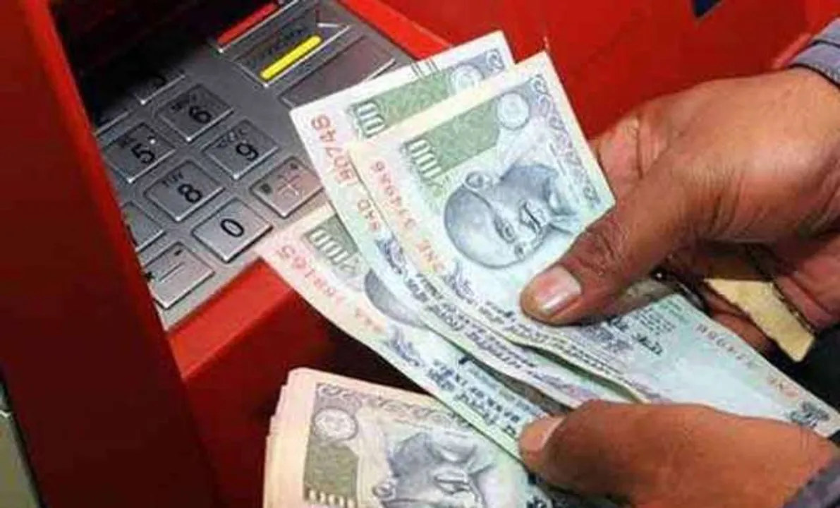  Exemplary show of honesty: Man returns extra cash dispensed from ATM