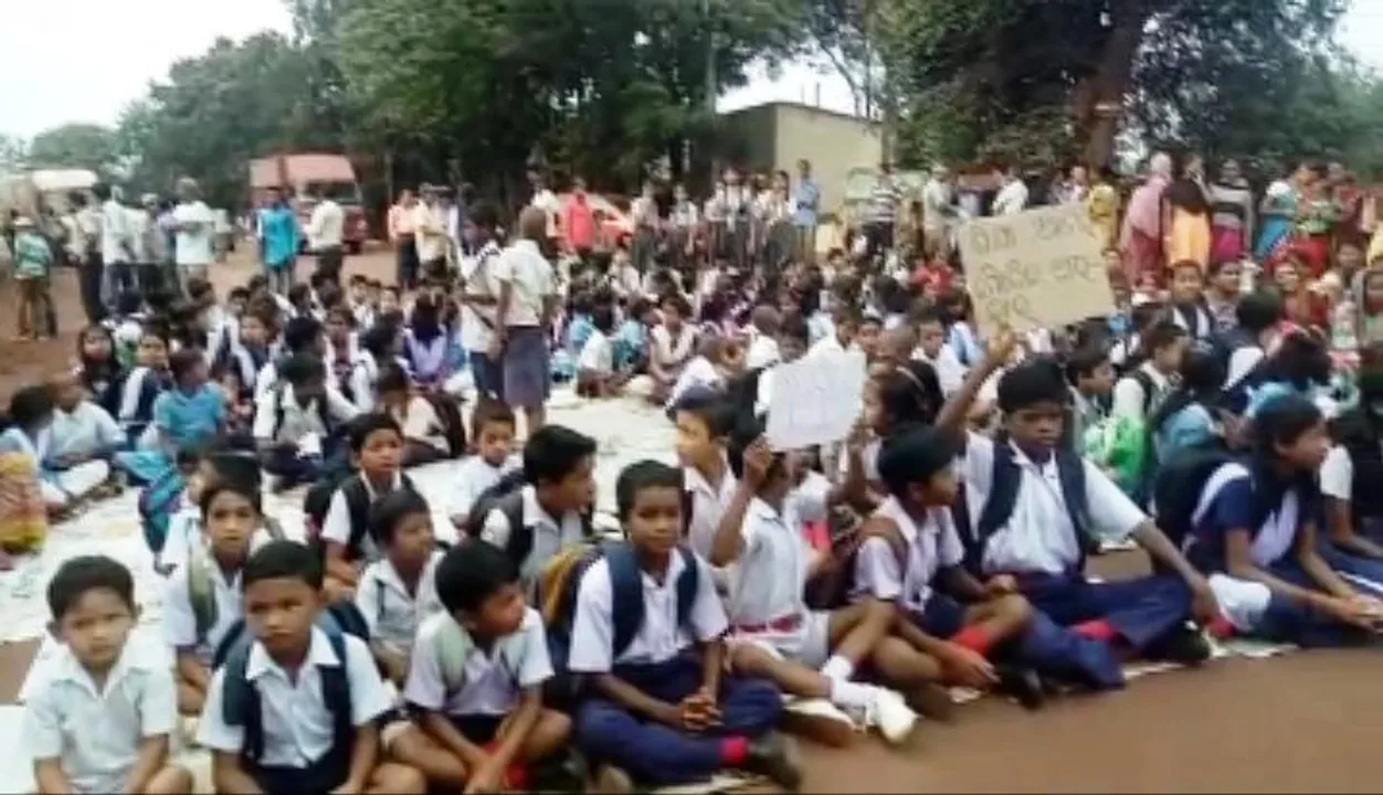  School students take to streets in Barbil demanding bus service