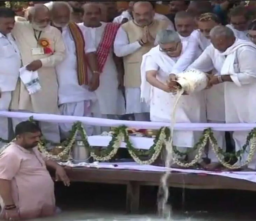  Former PM Vajpayee's ashes immersed in Haridwar