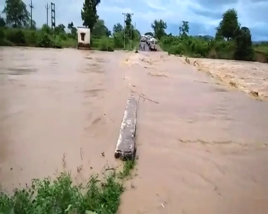  Heavy rain disrupts road traffic on Rayagada-Bhawanipatna route