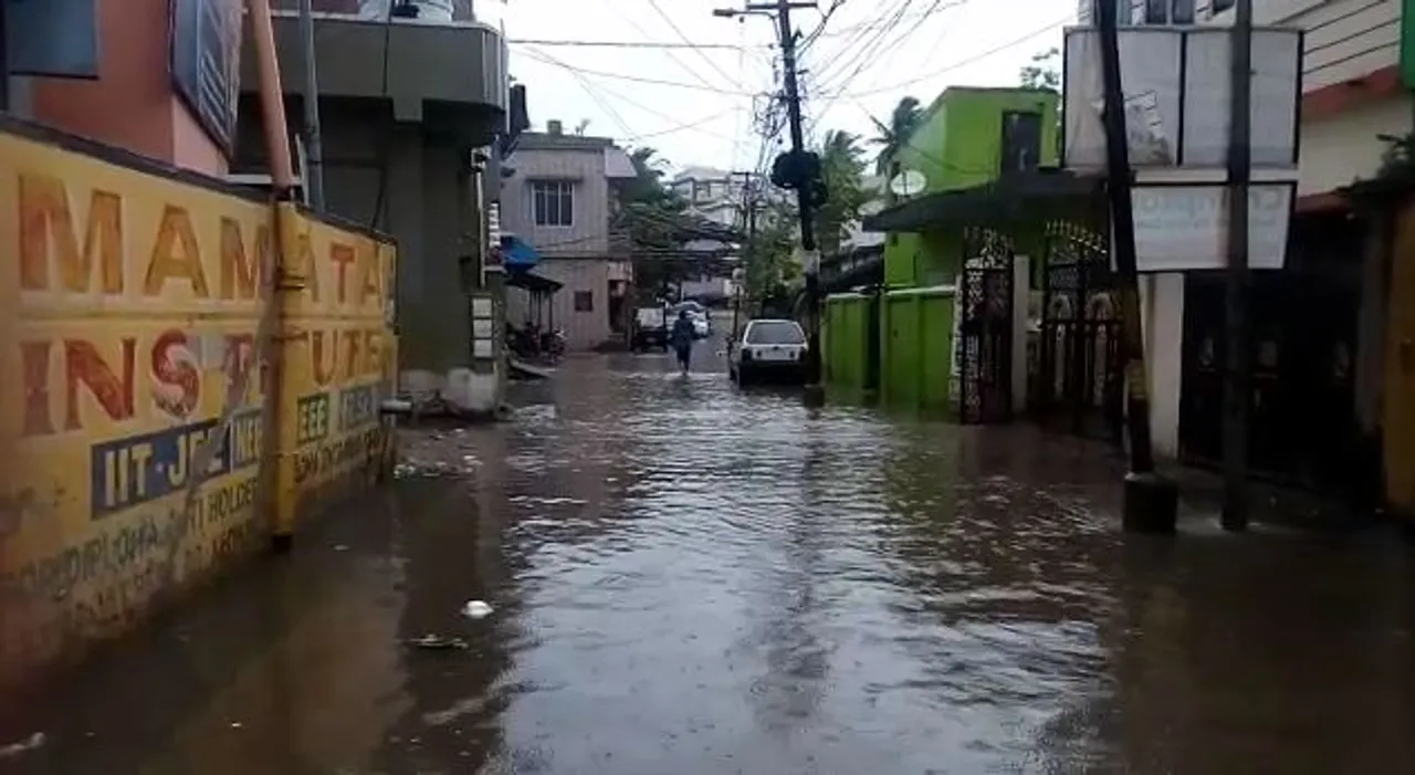  Heavy rain pounds Odisha; educational institutions closed in Cuttack, Puri