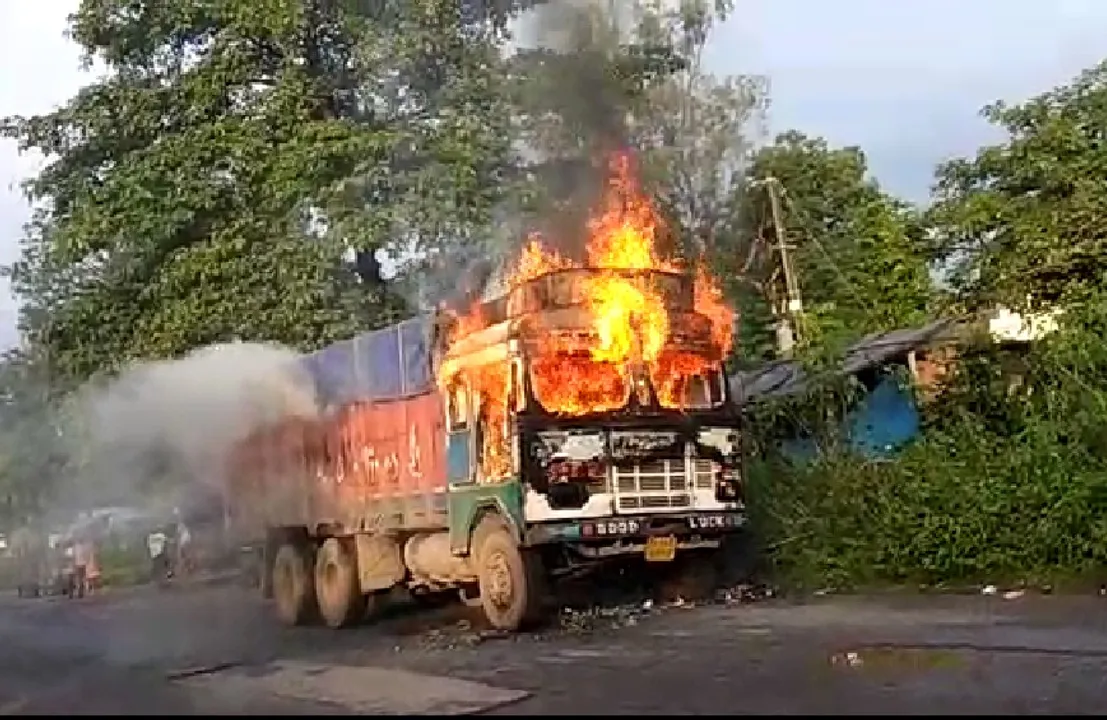  Moving truck catches fire; driver, helper narrowly escaped