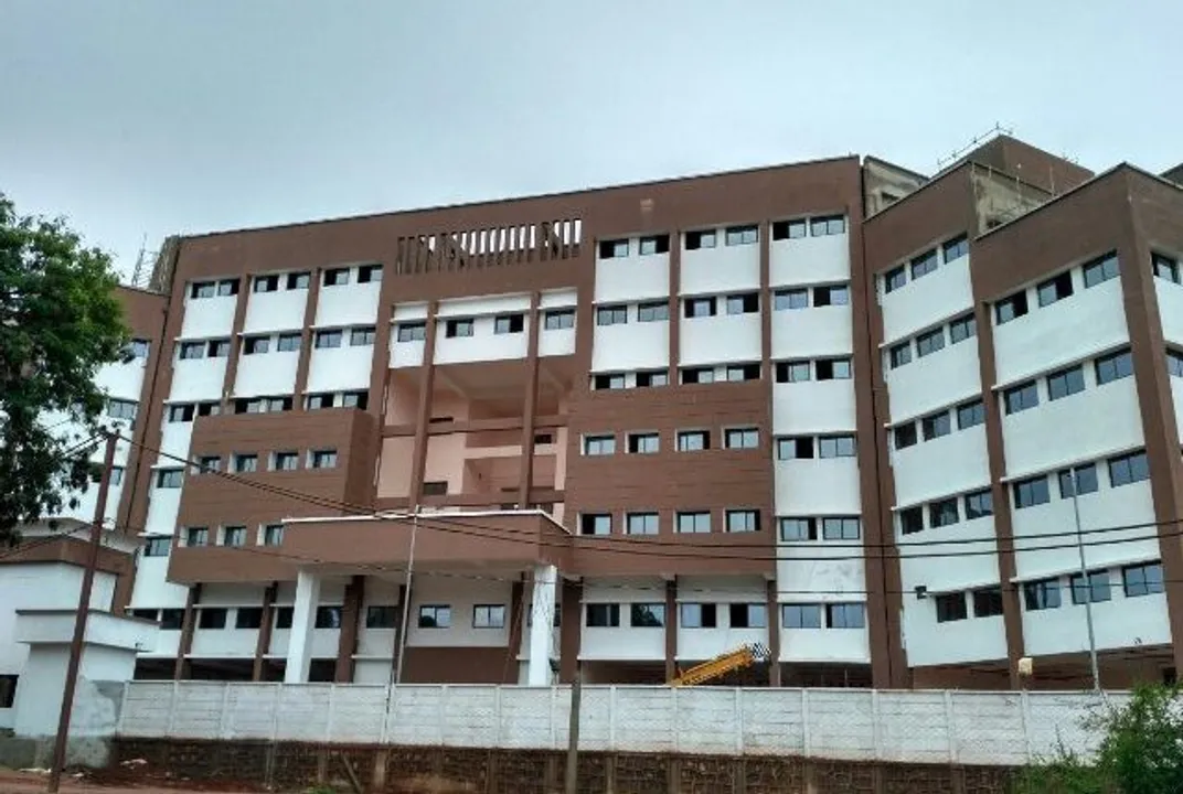  Odisha: Collector writes to CS over poor construction work of SLN medical college