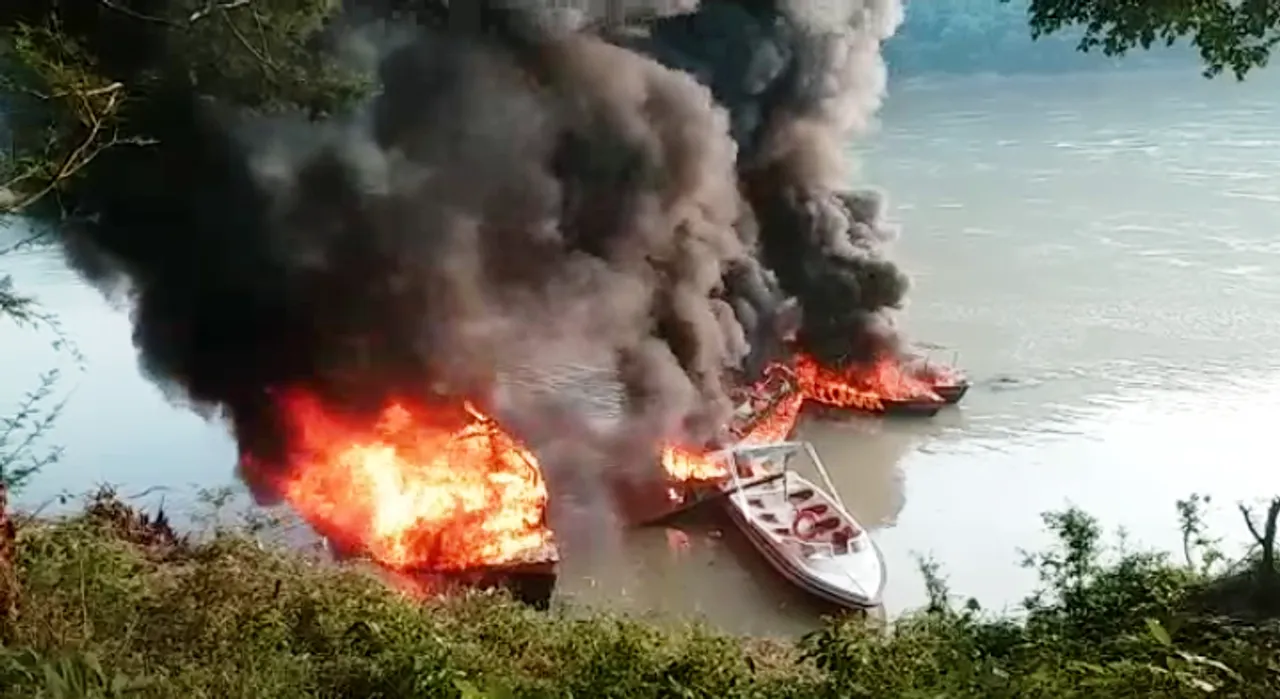  Locals set boats on fire in Satkosia after ‘Sundari’ kills woman    