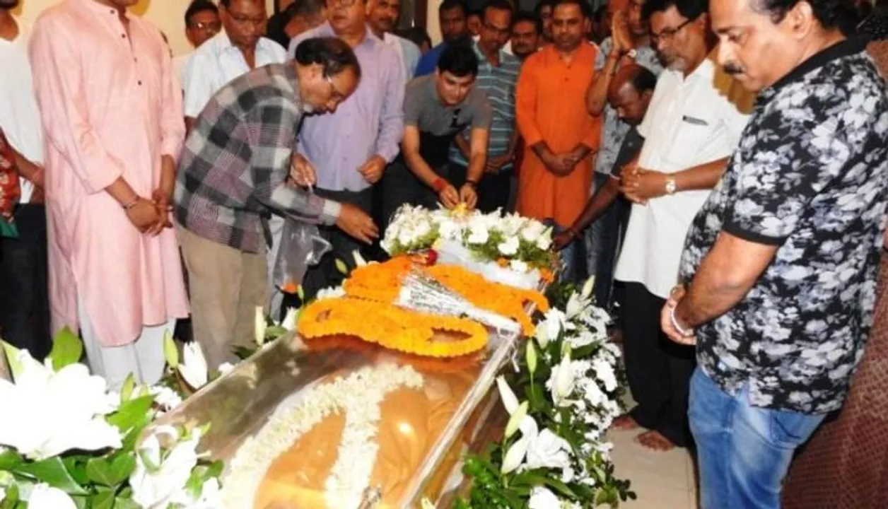  Hundreds turn up to pay last respect to filmmaker Amiya Patnaik