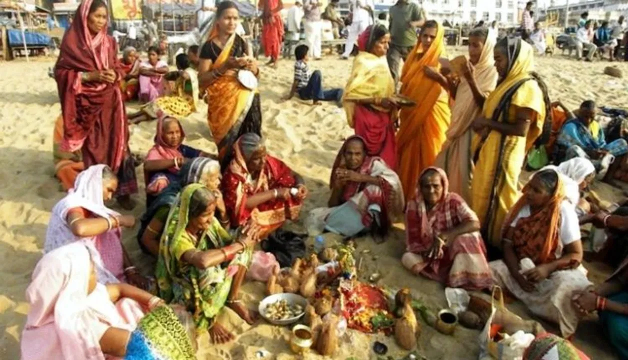  Holy 'Kartika' month begins in Odisha; Habishyalis throng Puri, Lingaraj temple