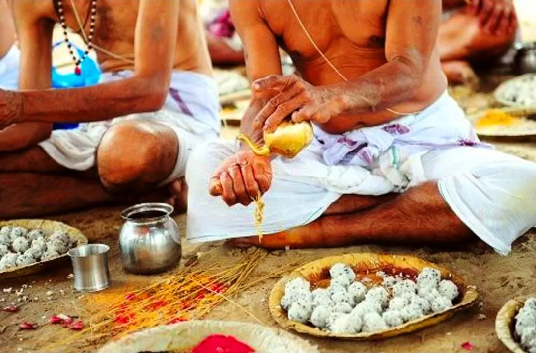  People offer Mahalaya Shradha to forefathers across Odisha