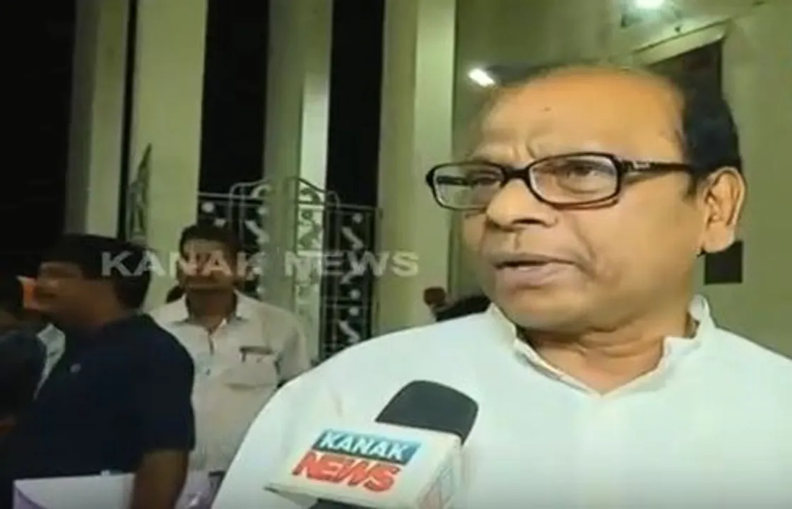  Tomatoes hurled at Odisha minister's vehicle