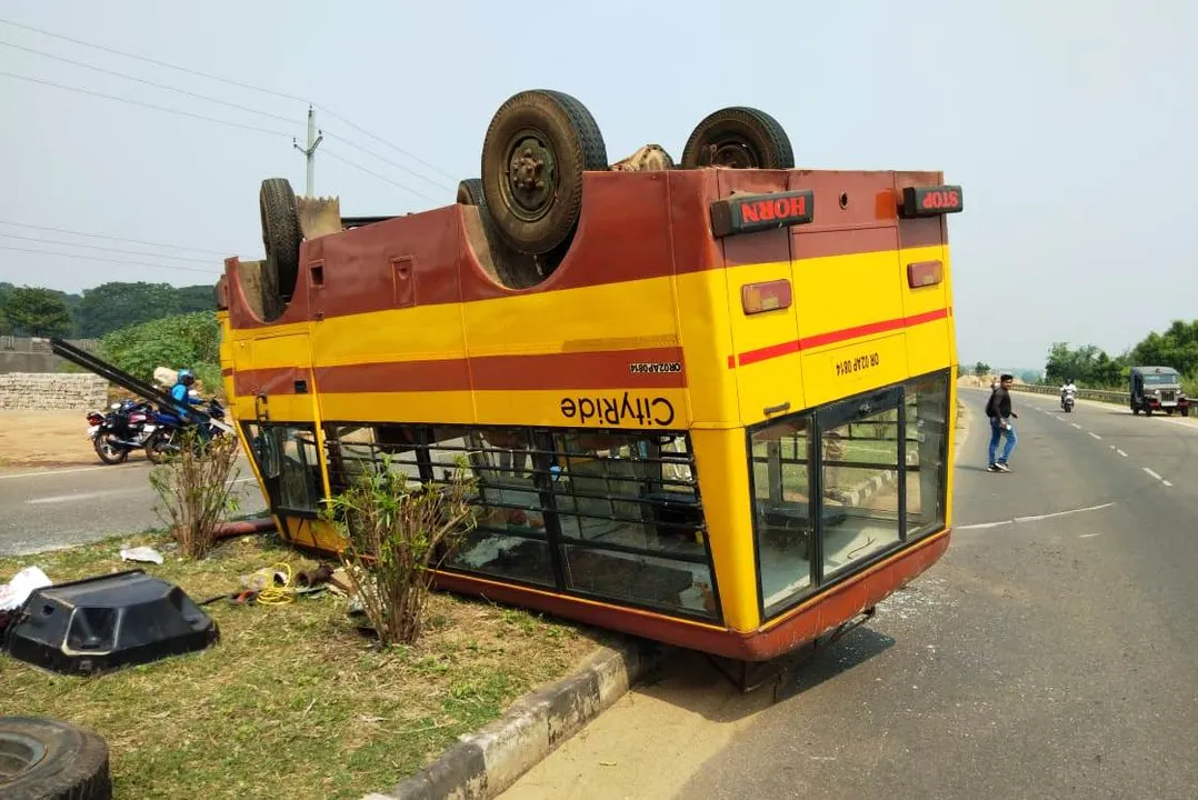  15 injured as bus overturns following tyre burst in Bhubaneswar  