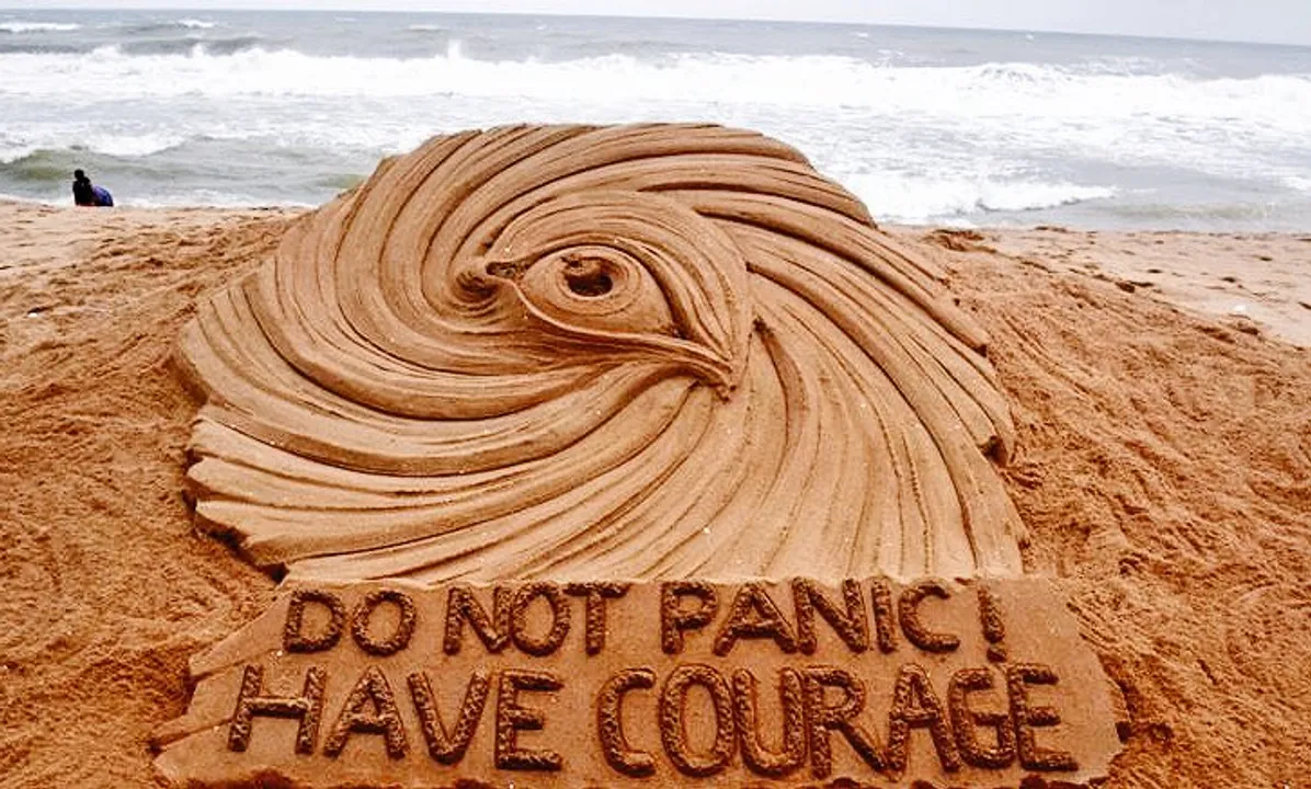  Do not panic! Have Courage: Odisha sand artist's message on Cyclone Titli