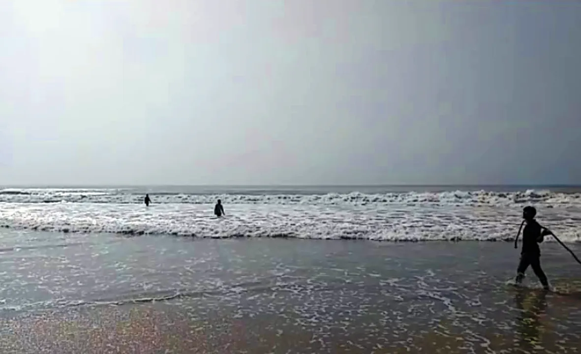  Two students rescued, 1 missing in Paradip sea during Swachh Bharat drive  