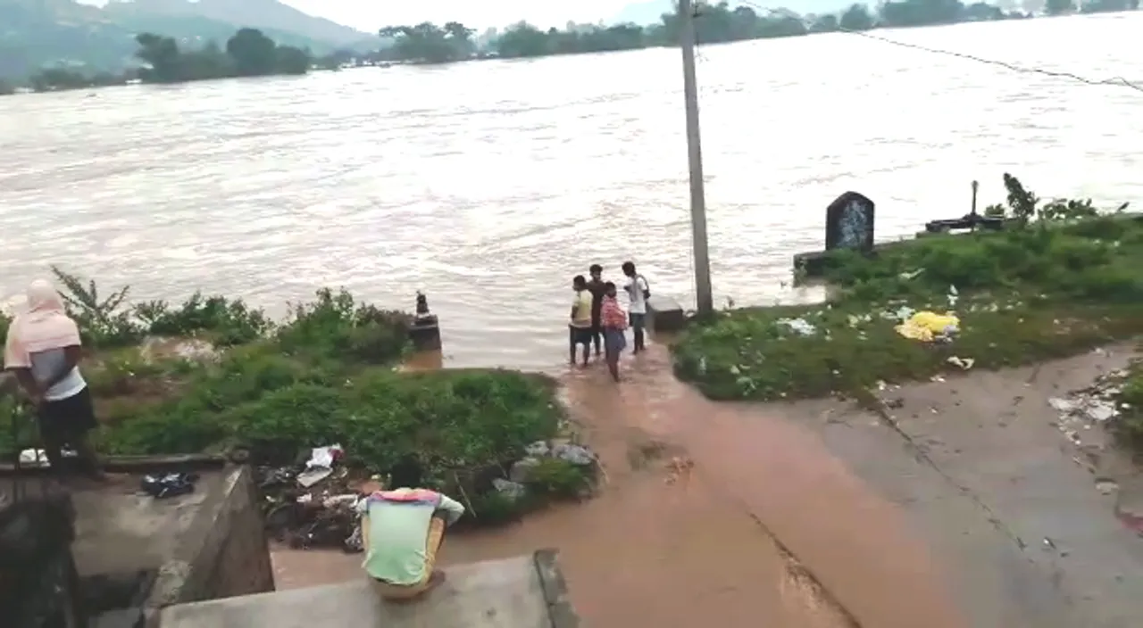  Cyclone 'Titli' impact: Heavy rain lashes Odisha, flood scare looms large