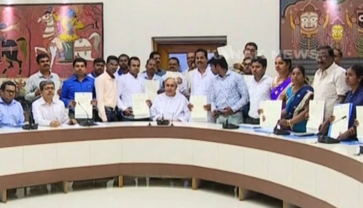  Odisha CM felicitates ‘heroes’ of cyclone Titli