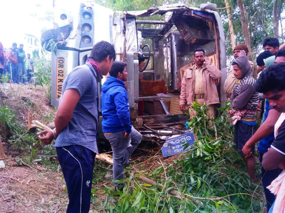  Picnic bus from Bhubaneswar hits hyva truck; 2 dead, over 20 injured