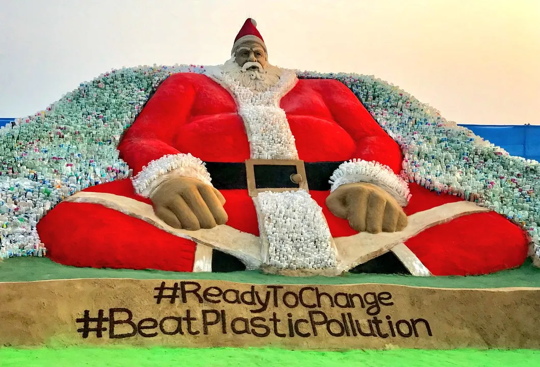  Odisha's Sudarsan Pattnaik attempts world record with Santa Claus sand art
