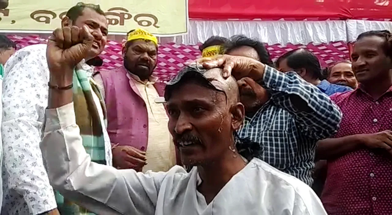  Demand for HC Bench: Agitating lawyer tonsures head in Balangir   