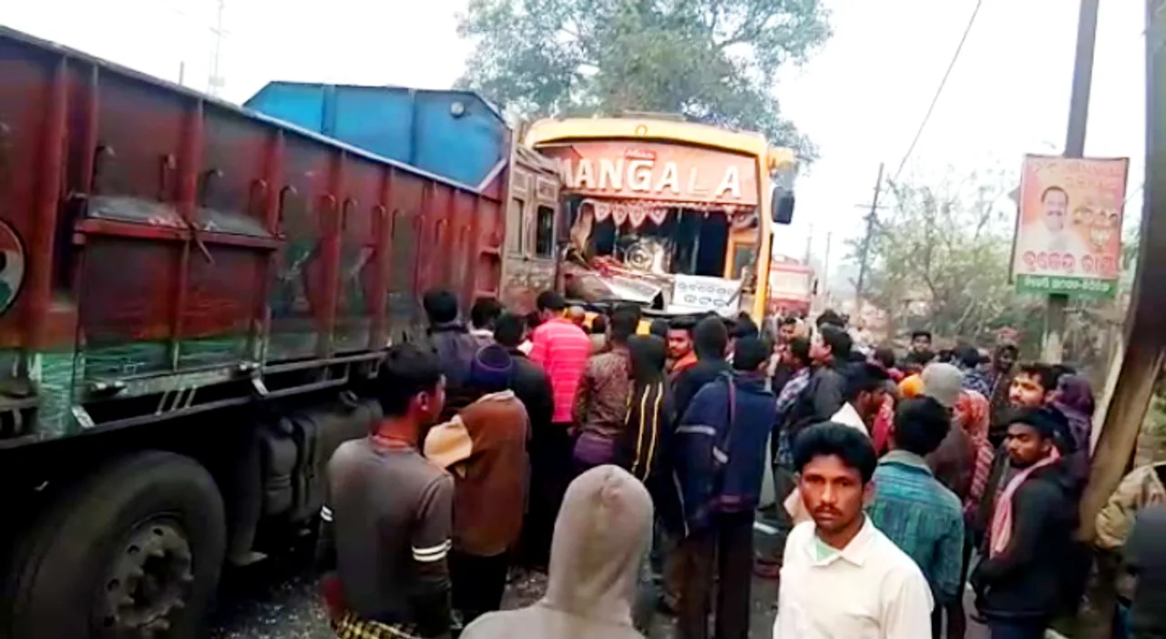  Bus collides head-on with truck in Cuttack; 7 injured