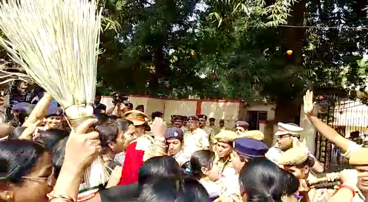  Congress women activists hurl eggs, tomatoes at Maharathy’s residence
