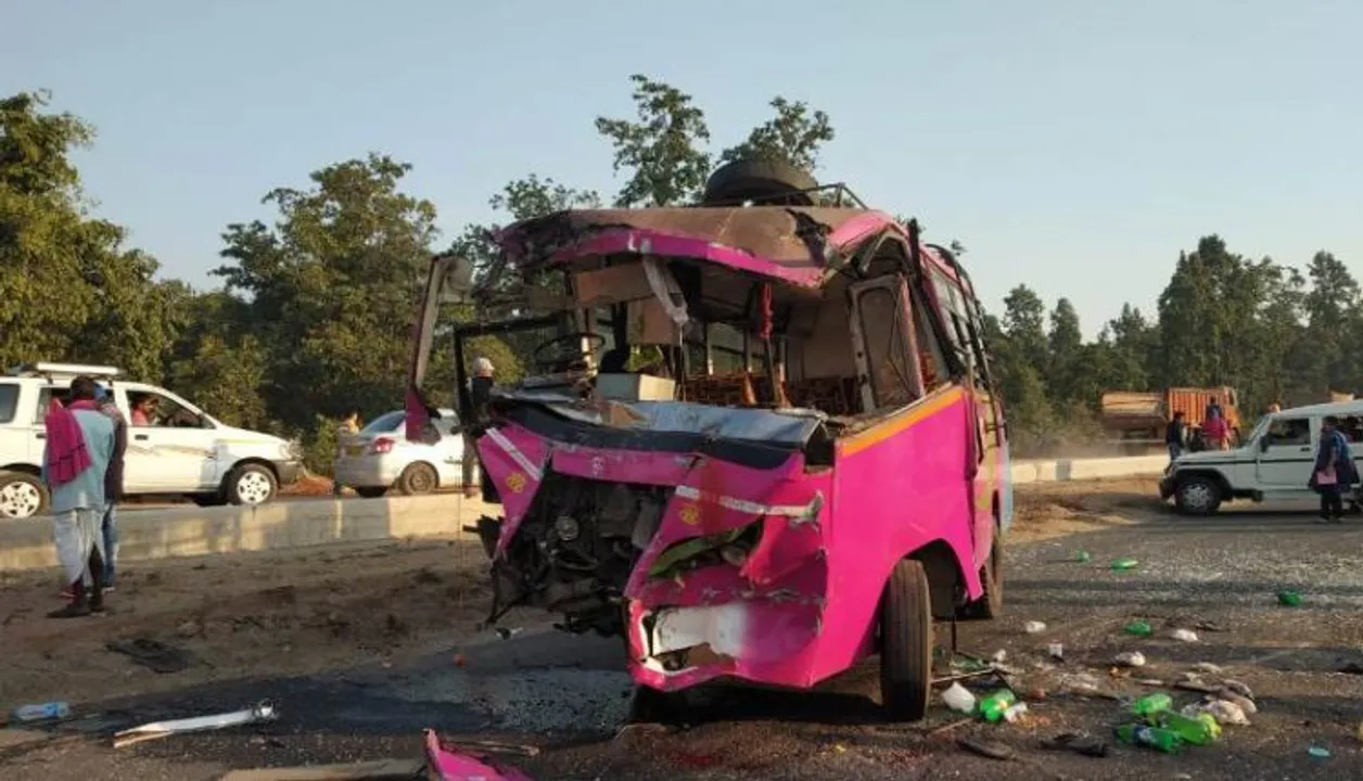  Odisha: Picnic bus collides with oil tanker; 2 dead, 15 injured
