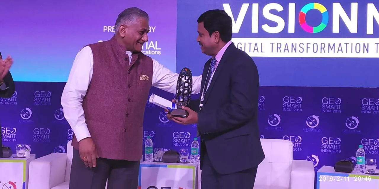  BSCL General Manager Saroj Kumar Swain receives the Geospatial Excellence Award from
Minister of State for External Affairs General Vijay Kumar Singh in New Delhi 