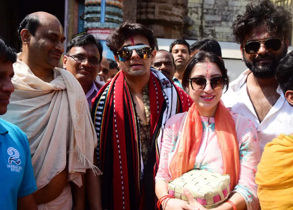  Sonu Nigam visits Odisha Jagannath temple with wife ahead of Valentine's Day