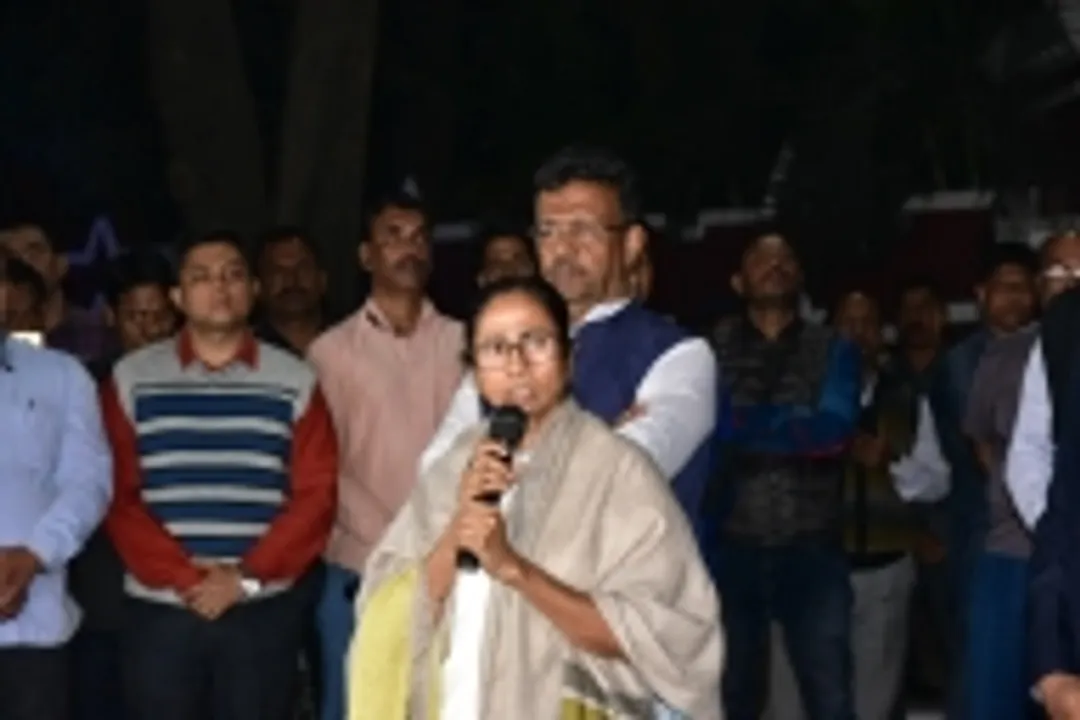  Mamata resorts to sit-in after CBI-police face-off