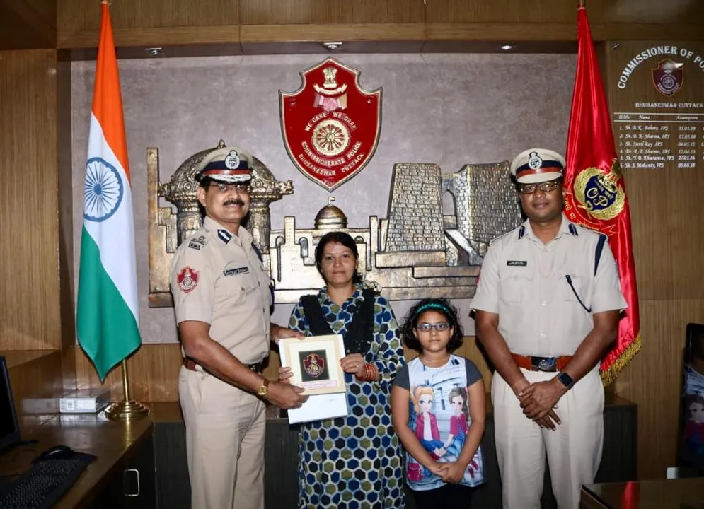  ‘Heroic’ city woman felicitated for thwarting snatching bid