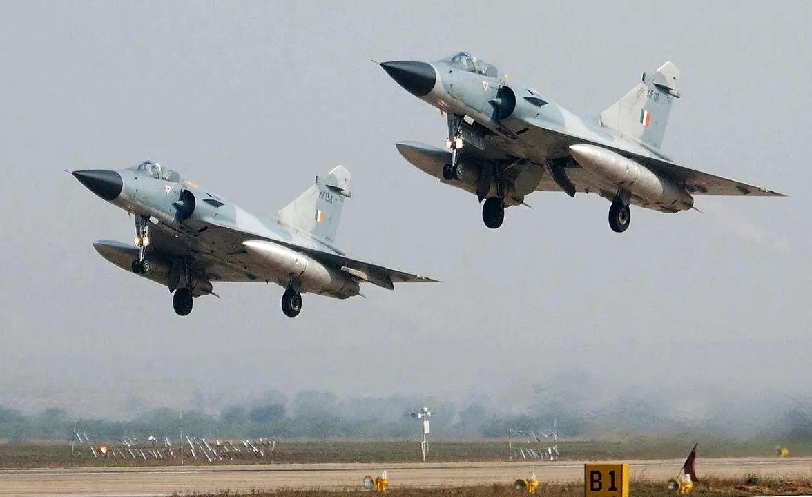  Pakistan Air Force's F-16 jet shot down by India