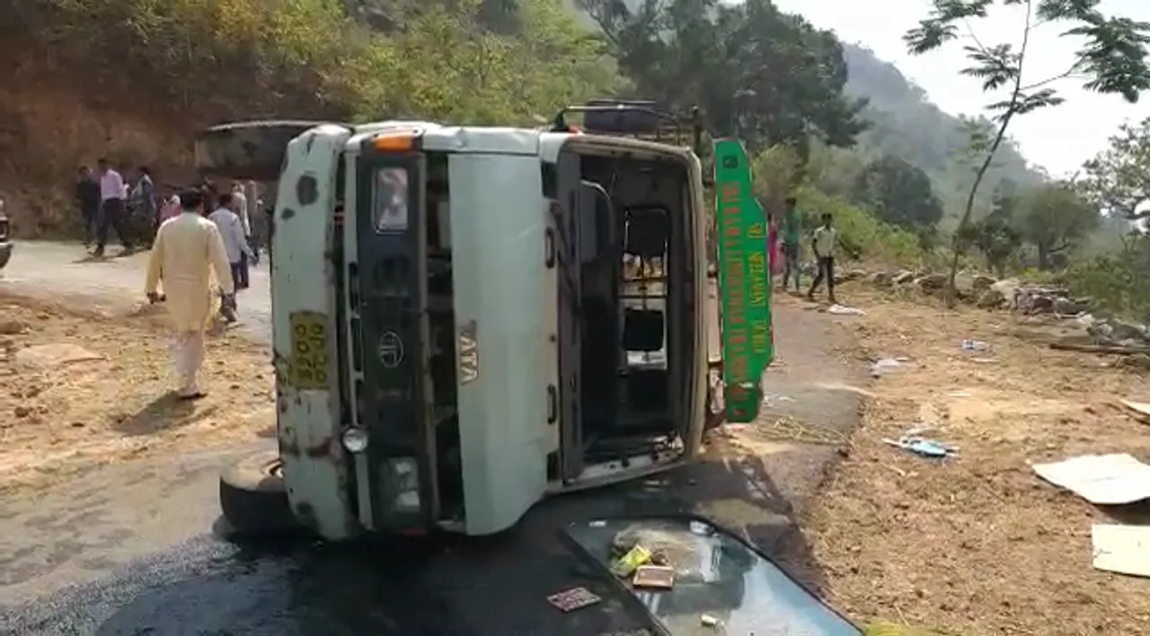  Mini truck turns turtle in Paralakhemundi; 8 injured