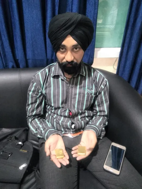  Odisha: Gold bars concealed in passenger's turban seized at Bhubaneswar Airport