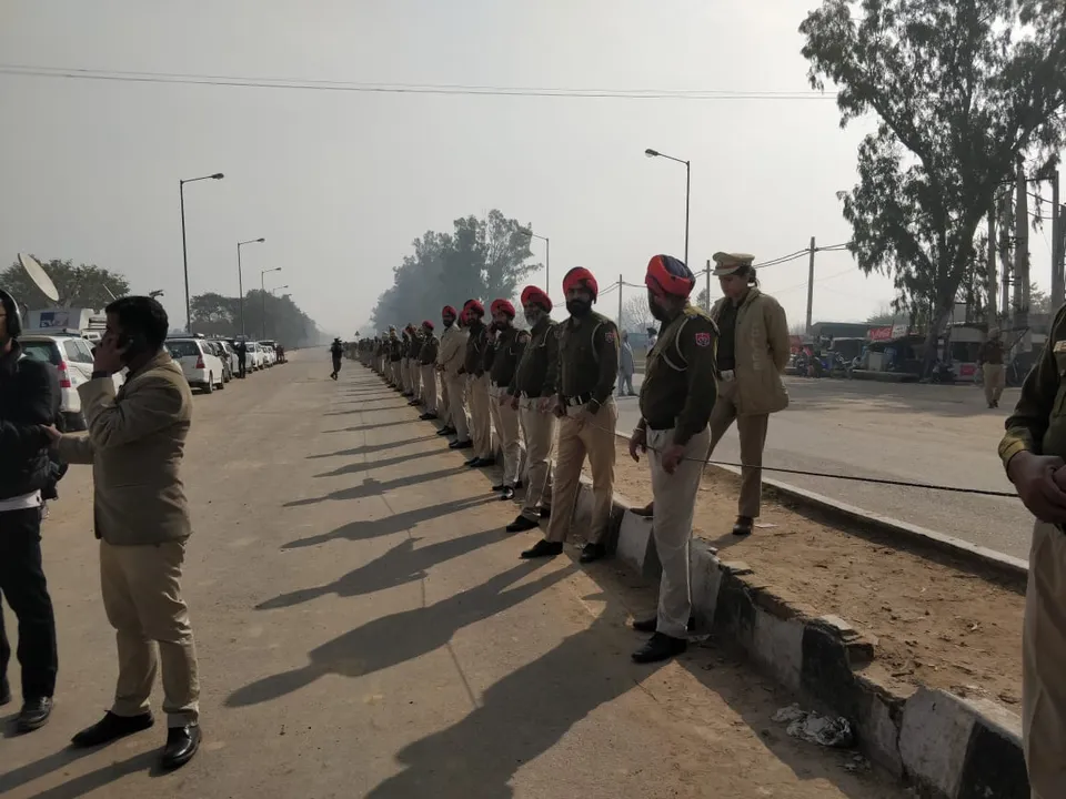  Huge crowd at Attari to welcome IAF pilot Abhinandan