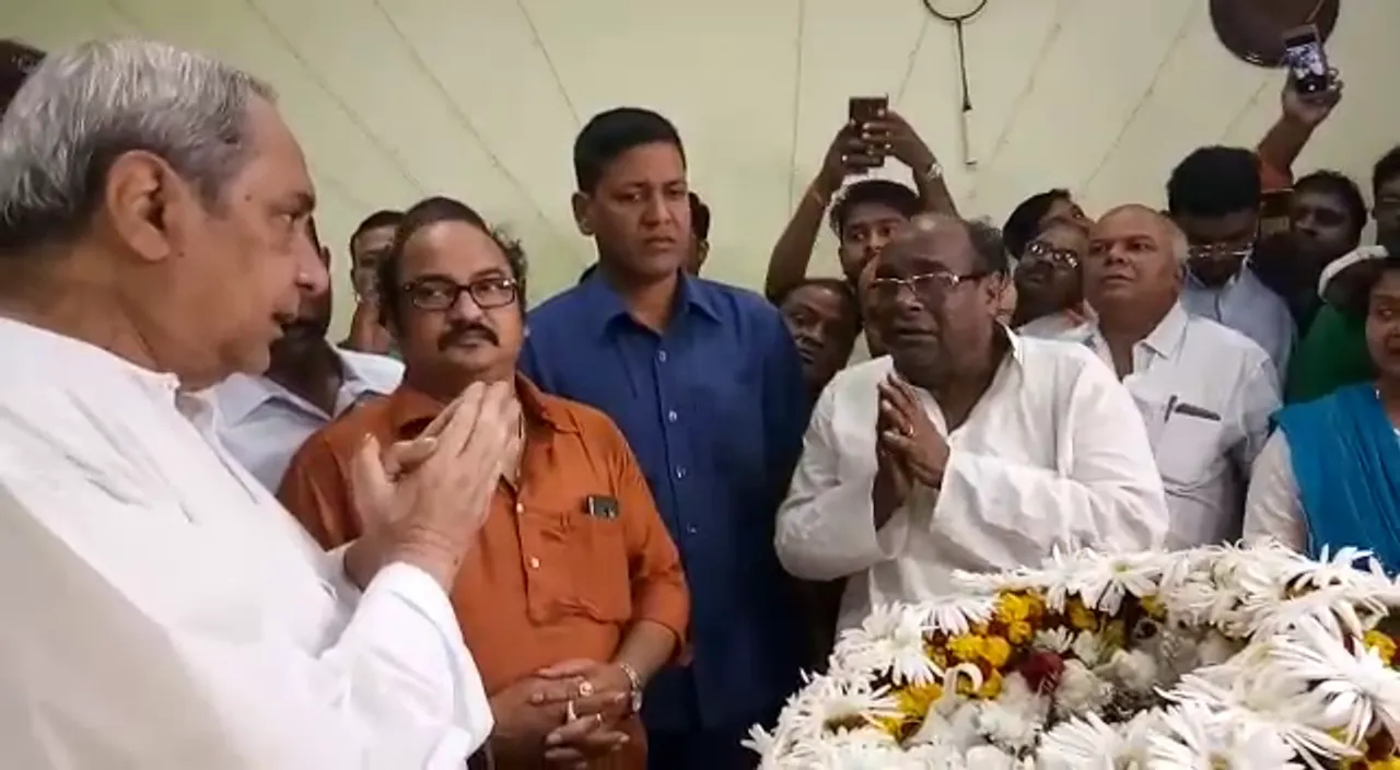  Odisha CM visits Dama Rout's residence to condole wife's death