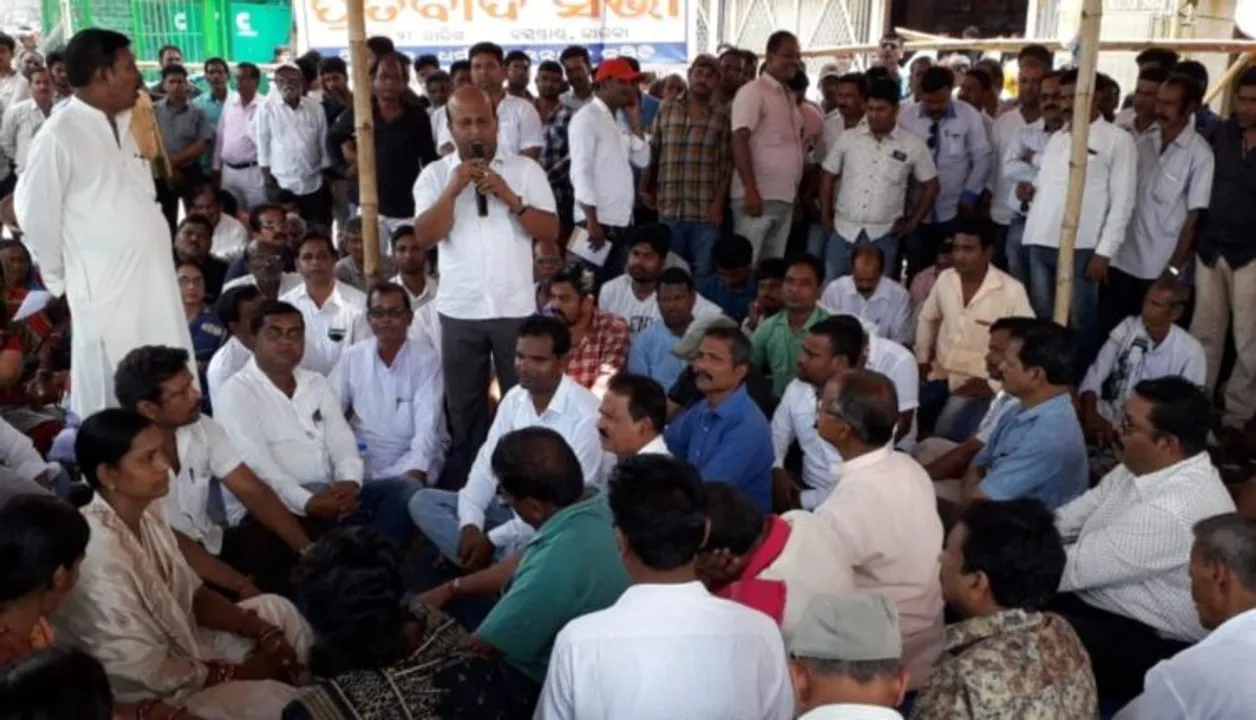  Vehicular traffic hit as locals block NH at Jaraka demanding flyover  