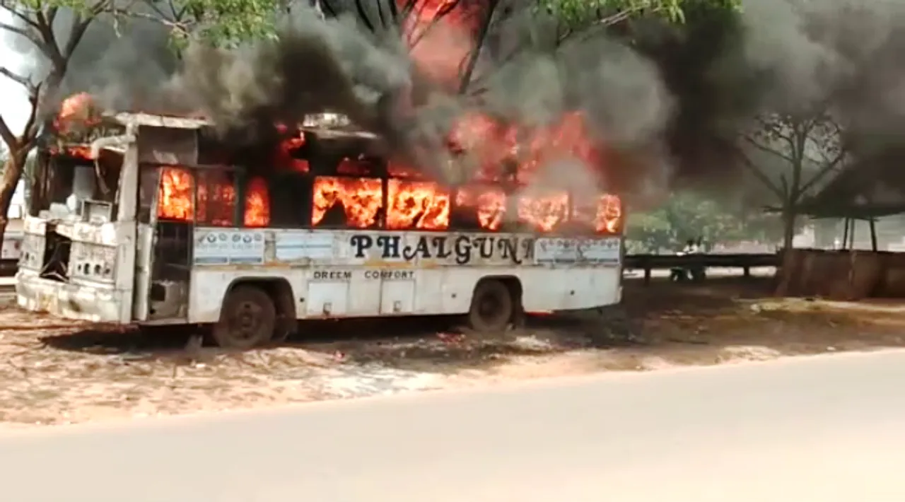  [Watch] Private bus catches fire in Bhubaneswar  