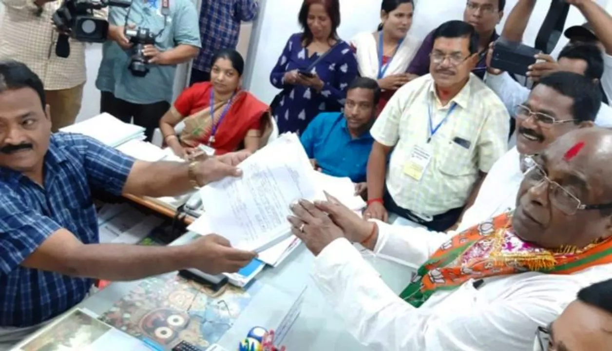  With no partymen, Dama files nomination from Balikuda-Ersama
