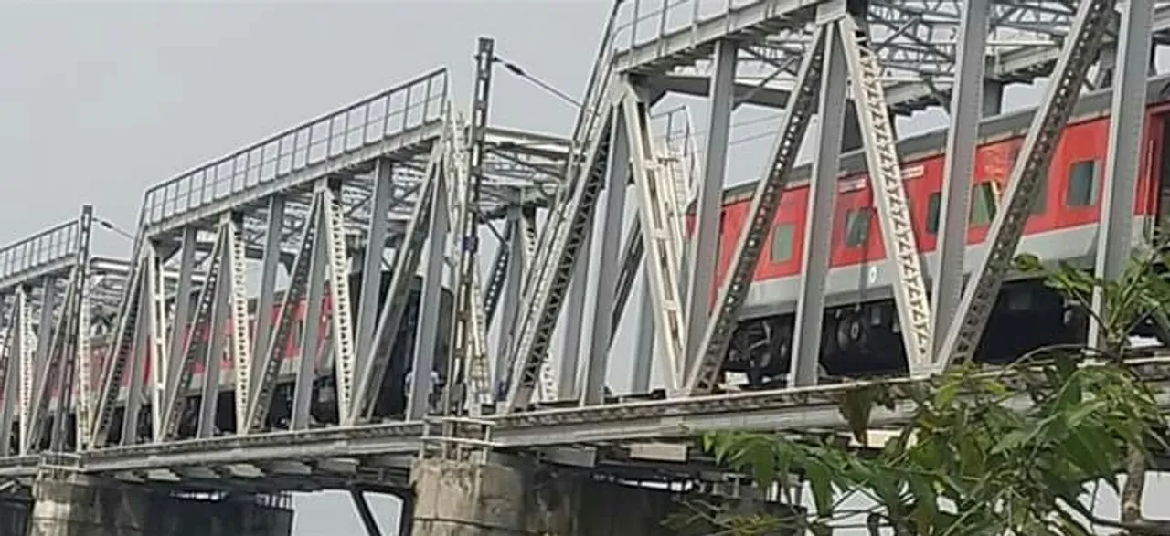  Odisha: Delhi-bound Rajdhani Express leaves bogies behind    